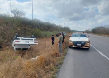 Vuelca camioneta Nissan blanca en libramiento de San Fernando, chofer herido