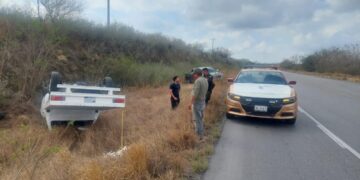 Vuelca camioneta Nissan blanca en libramiento de San Fernando, chofer herido