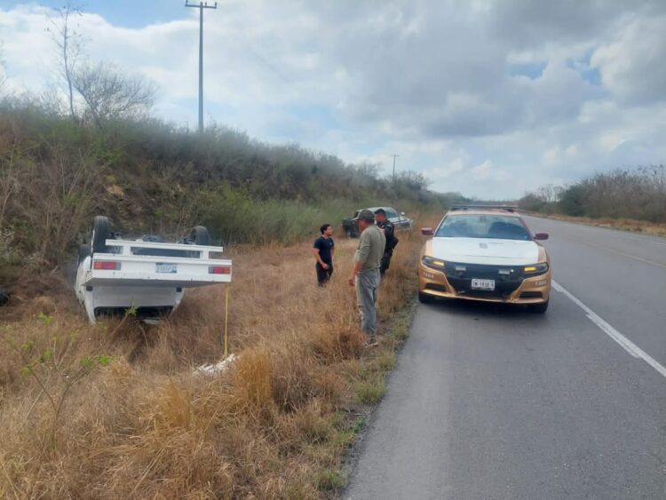 Vuelca camioneta Nissan blanca en libramiento de San Fernando, chofer herido