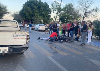 Motociclista se estrella en camioneta y se fractura una pierna, va a hospital