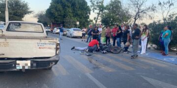 Motociclista se estrella en camioneta y se fractura una pierna, va a hospital