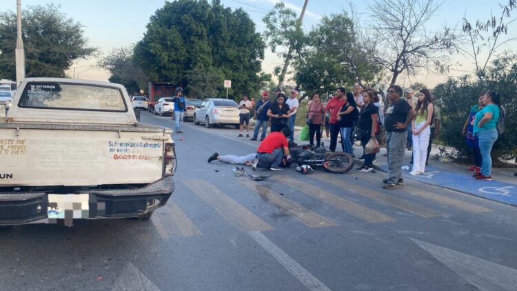 Motociclista se estrella en camioneta y se fractura una pierna, va a hospital