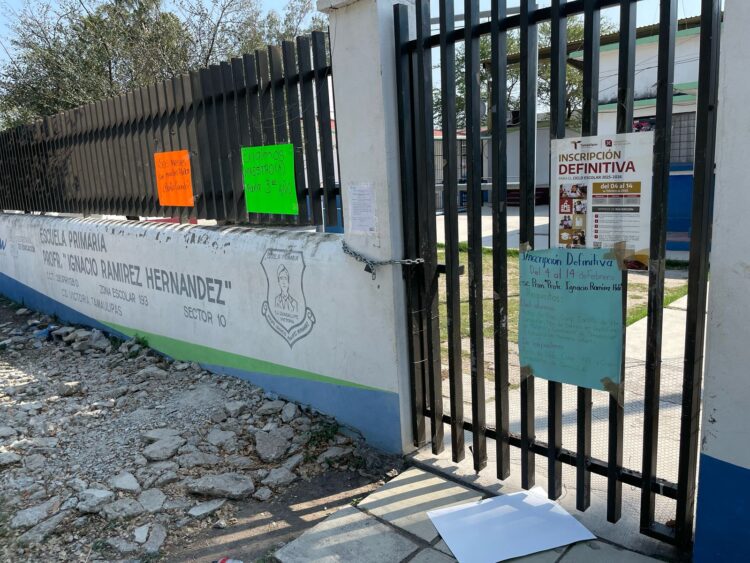 Madres mantienen cerrada escuela del Ejido Guadalupe Victoria