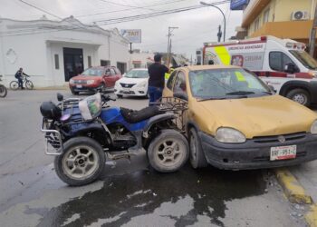 Motociclista herido al impactarse contra un miniauto