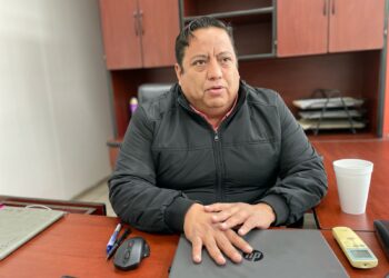 Mil 900 pesos la multa por hablar por teléfono celular al conducir un automóvil