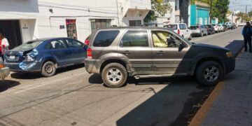 Fuerte carambola vehicular en el crucero de calles 18 y Méndez