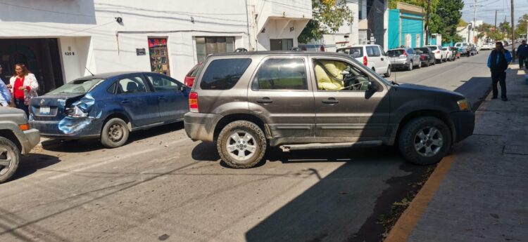 Fuerte carambola vehicular en el crucero de calles 18 y Méndez