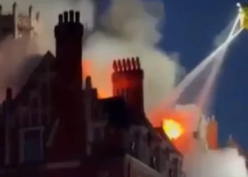 Incendio en lujoso hotel de Londres; más de 100 evacuados