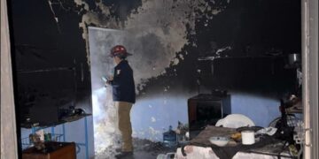 Incendio devora muebles y cocina de una vivienda en Col. San Francisco