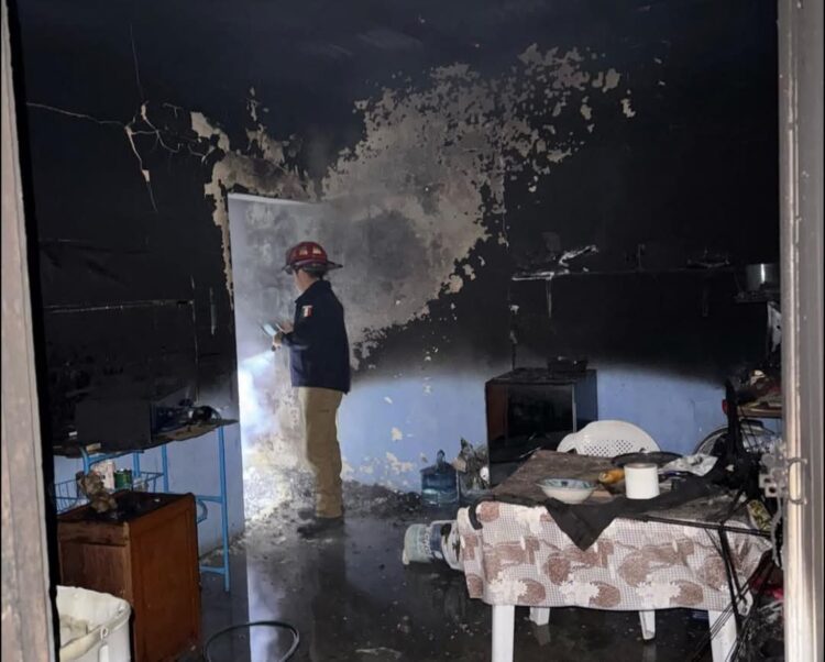 Incendio devora muebles y cocina de una vivienda en Col. San Francisco