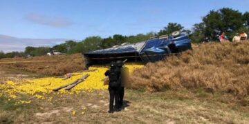Un muerto y once heridos al volcar camión naranjero en carretera Barretal-Padilla