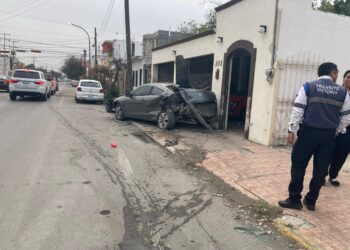 Cafre conductor de Tahoe se estrella en 21 y 22 Carrera Torres; daña auto estacionado