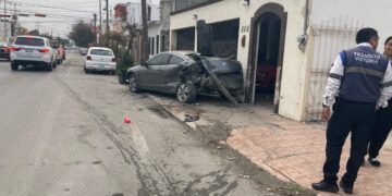 Cafre conductor de Tahoe se estrella en 21 y 22 Carrera Torres; daña auto estacionado