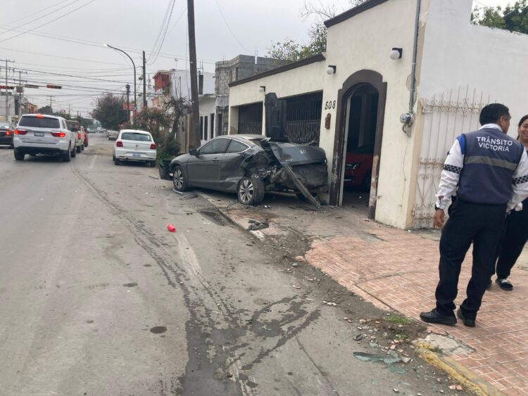 Cafre conductor de Tahoe se estrella en 21 y 22 Carrera Torres; daña auto estacionado