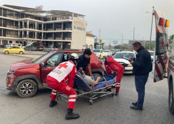 Un herido en choque de autos en semáforo contiguo a Central Camionera de Victoria