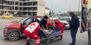 Un herido en choque de autos en semáforo contiguo a Central Camionera de Victoria