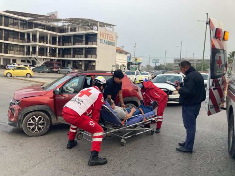 Un herido en choque de autos en semáforo contiguo a Central Camionera de Victoria