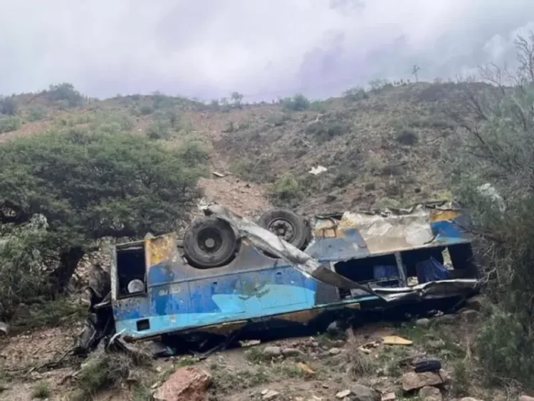Accidente de autobús de pasajeros deja al menos 31 muertos en Bolivia
