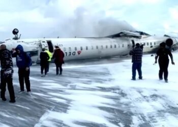Vuelca avión de Delta Airlines durante aterrizaje en Toronto, Canadá