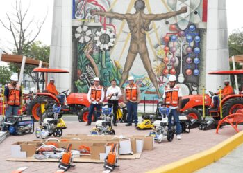 Entrega rector equipo para el mantenimiento de los campus de la UAT