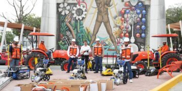 Entrega rector equipo para el mantenimiento de los campus de la UAT