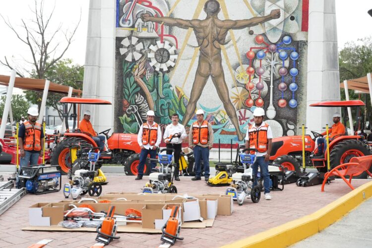 Entrega rector equipo para el mantenimiento de los campus de la UAT