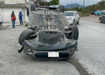 Carambola vehicular con volcadura en Eje Vial “Lázaro Cárdenas” de Cd. Victoria; dos heridos
