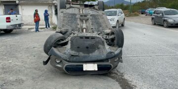 Carambola vehicular con volcadura en Eje Vial “Lázaro Cárdenas” de Cd. Victoria; dos heridos