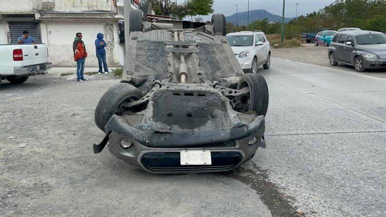 Carambola vehicular con volcadura en Eje Vial “Lázaro Cárdenas” de Cd. Victoria; dos heridos