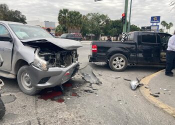 Fuerte choque de camionetas pick up en crucero Bulevar Tamaulipas y Av. del Valle