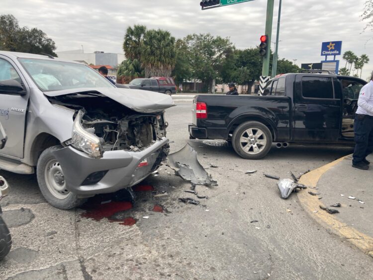 Fuerte choque de camionetas pick up en crucero Bulevar Tamaulipas y Av. del Valle