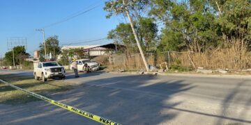 Se estrella camioneta en poste de CFE y deja sin luz a 15 colonias de Cd. Victoria