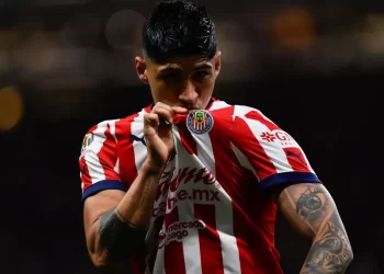 El victorense Alan Pulido brilla en remontada de Chivas 2-1 sobre Pachuca