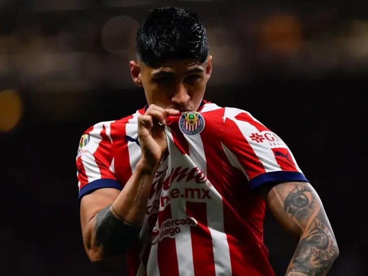 El victorense Alan Pulido brilla en remontada de Chivas 2-1 sobre Pachuca