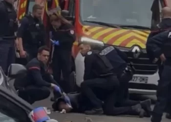 Atentado terrorista en Francia; un muerto y tres policías heridos