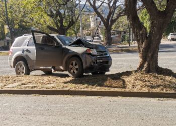 Camioneta se estrella contra árbol en Calzada Luis Caballero de Cd. Victoria