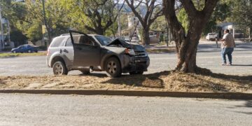 Camioneta se estrella contra árbol en Calzada Luis Caballero de Cd. Victoria