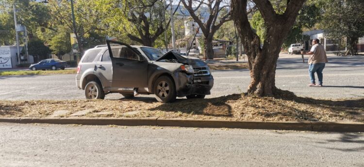 Camioneta se estrella contra árbol en Calzada Luis Caballero de Cd. Victoria