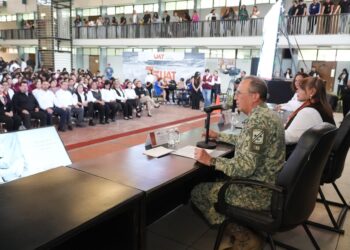 El Gral. Enrique García Jaramillo da conferencia en la UAT sobre seguridad nacional