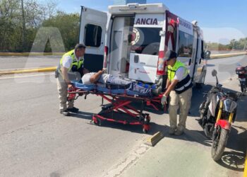 Auto embiste a motociclista en el bulevar Fidel Velázquez y huye