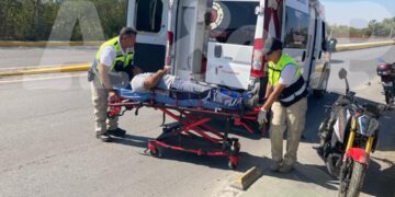 Auto embiste a motociclista en el bulevar Fidel Velázquez y huye