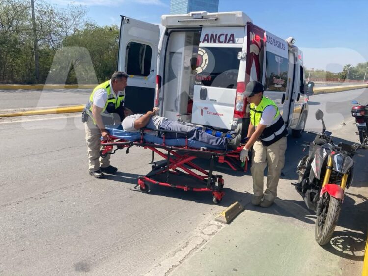 Auto embiste a motociclista en el bulevar Fidel Velázquez y huye