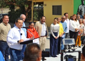 Agradecen vecinos obra pública en colonia del Maestro.