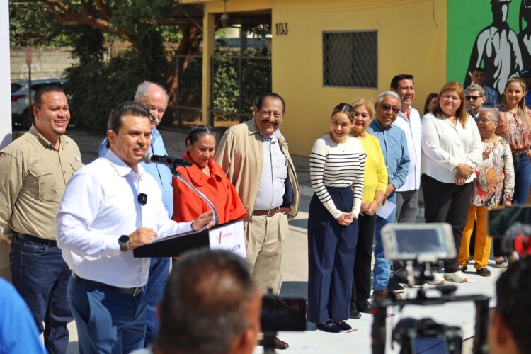 Agradecen vecinos obra pública en colonia del Maestro.