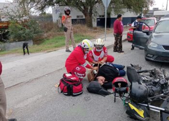 Mujer motociclista herida al ser embestida por auto en bulevar Fidel Velázquez