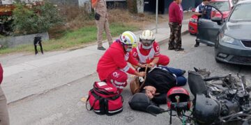 Mujer motociclista herida al ser embestida por auto en bulevar Fidel Velázquez
