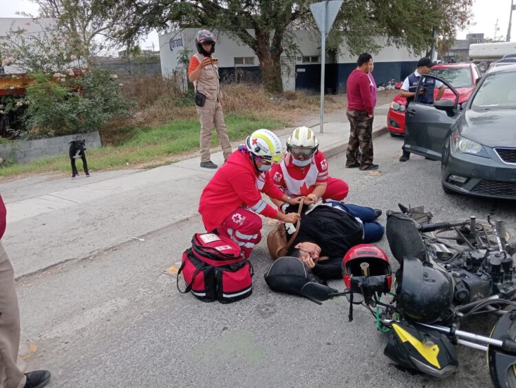 Mujer motociclista herida al ser embestida por auto en bulevar Fidel Velázquez