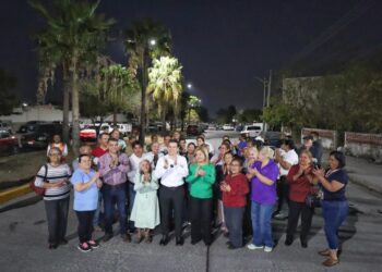 Cumple Gobierno de Victoria a vecinos de la Enrique Cárdenas con alumbrado público