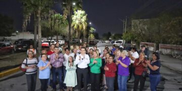 Cumple Gobierno de Victoria a vecinos de la Enrique Cárdenas con alumbrado público