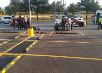 Motociclista fracturado de rodilla tras chocar contra auto en bulevar